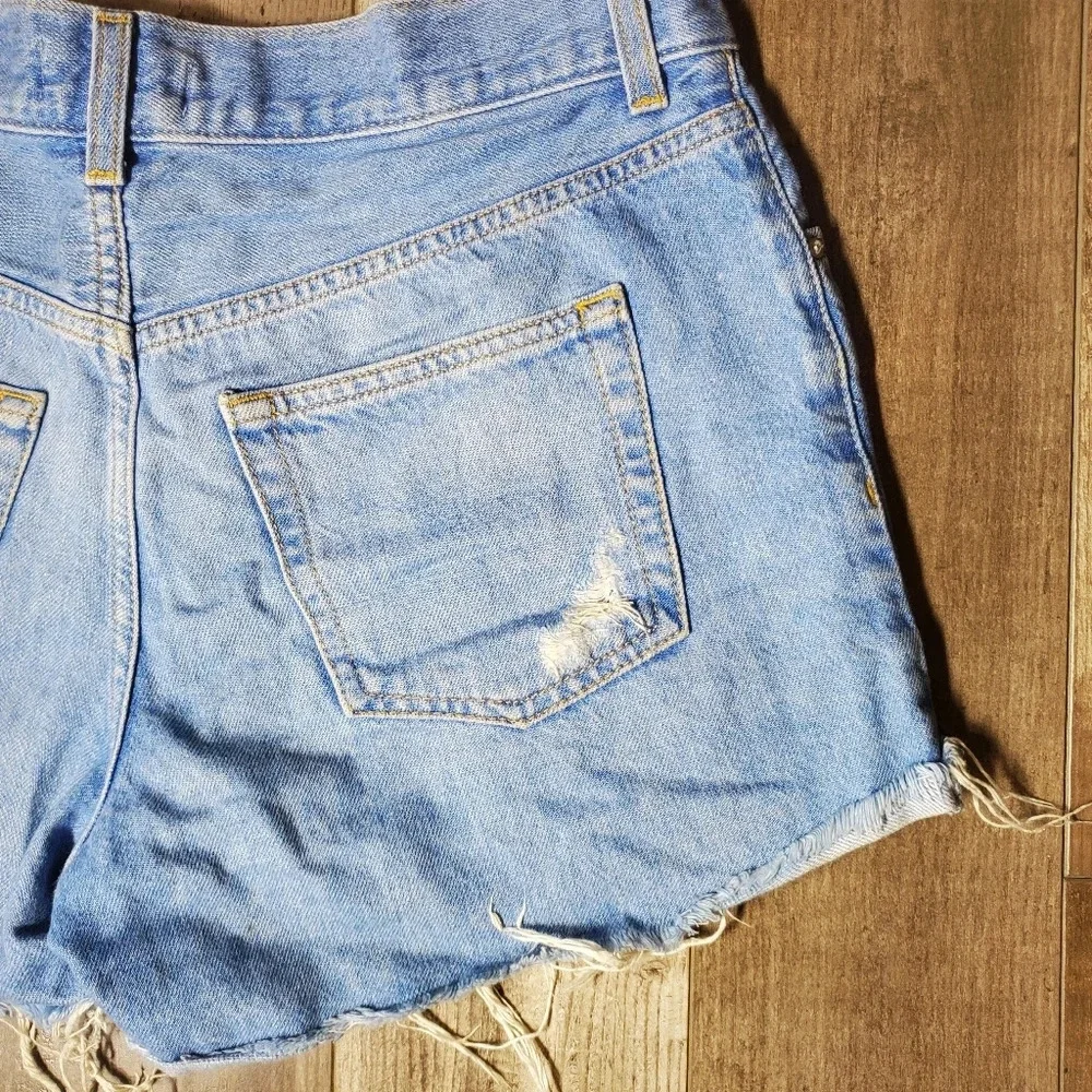 Forever 21 Distressed Jean Shorts Medium Wash Size 25